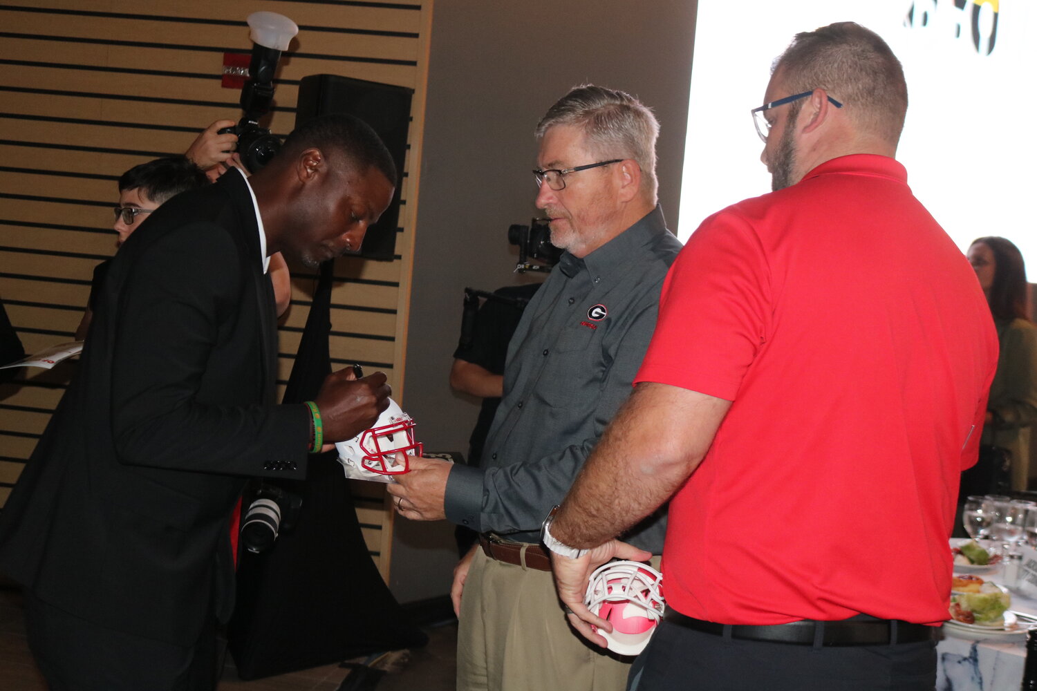 Terrence Edwards signs autographs for Georgia fans.